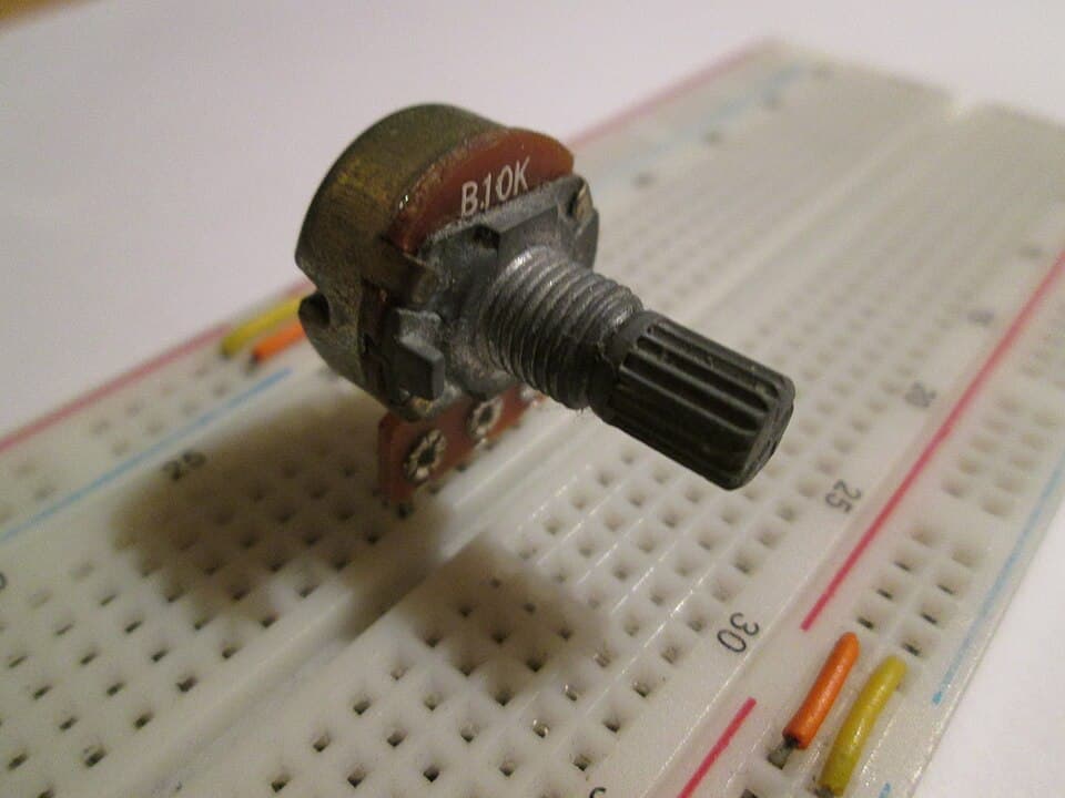 Breadboard'a takılı potansiyometre
