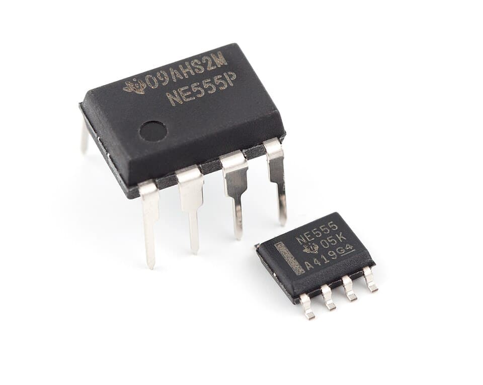 Aynı entegre (NE555) iki kılıfta: DIP-8 ve SOIC-8