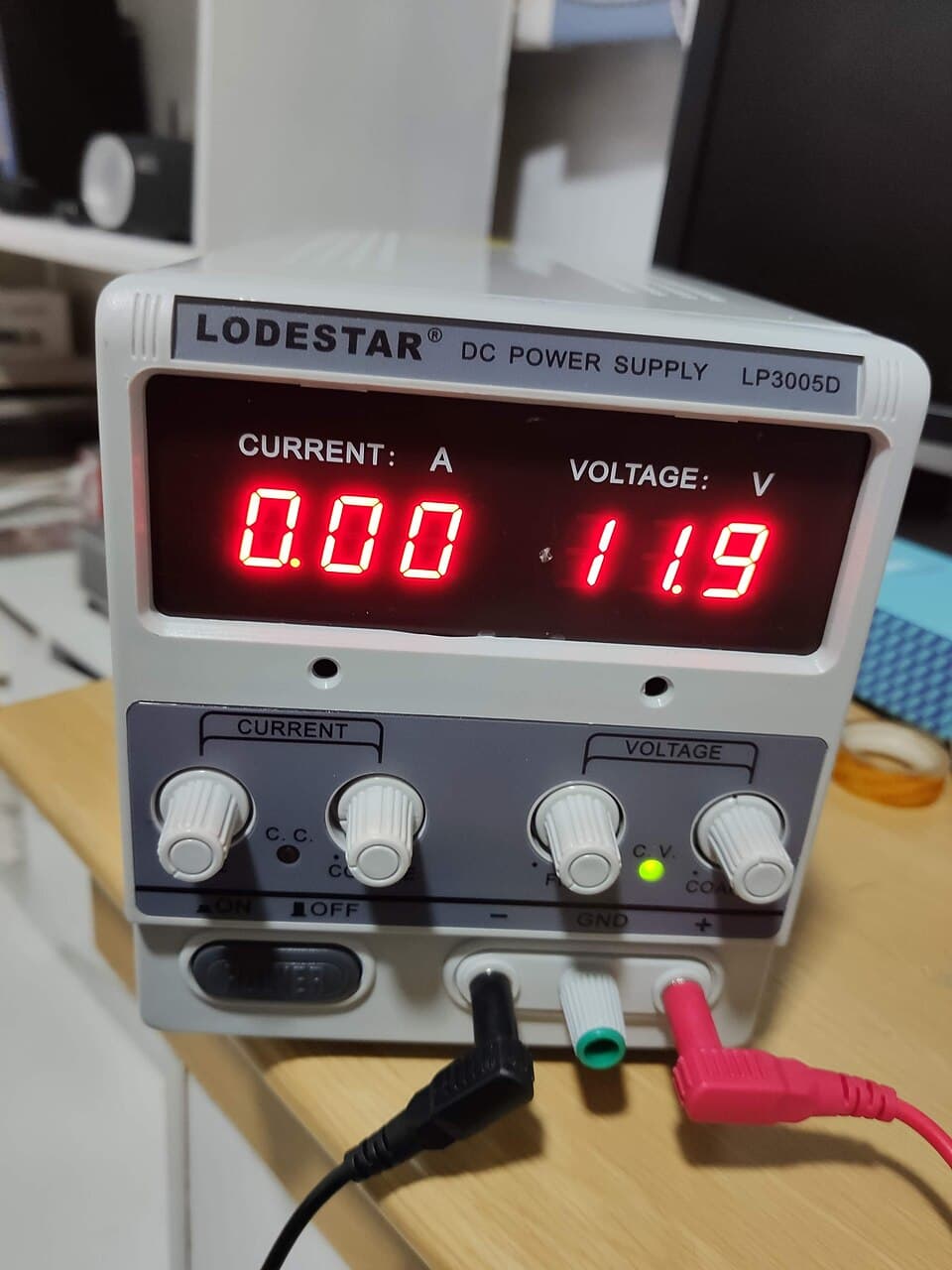 Ayarlı laboratuvar güç kaynağı