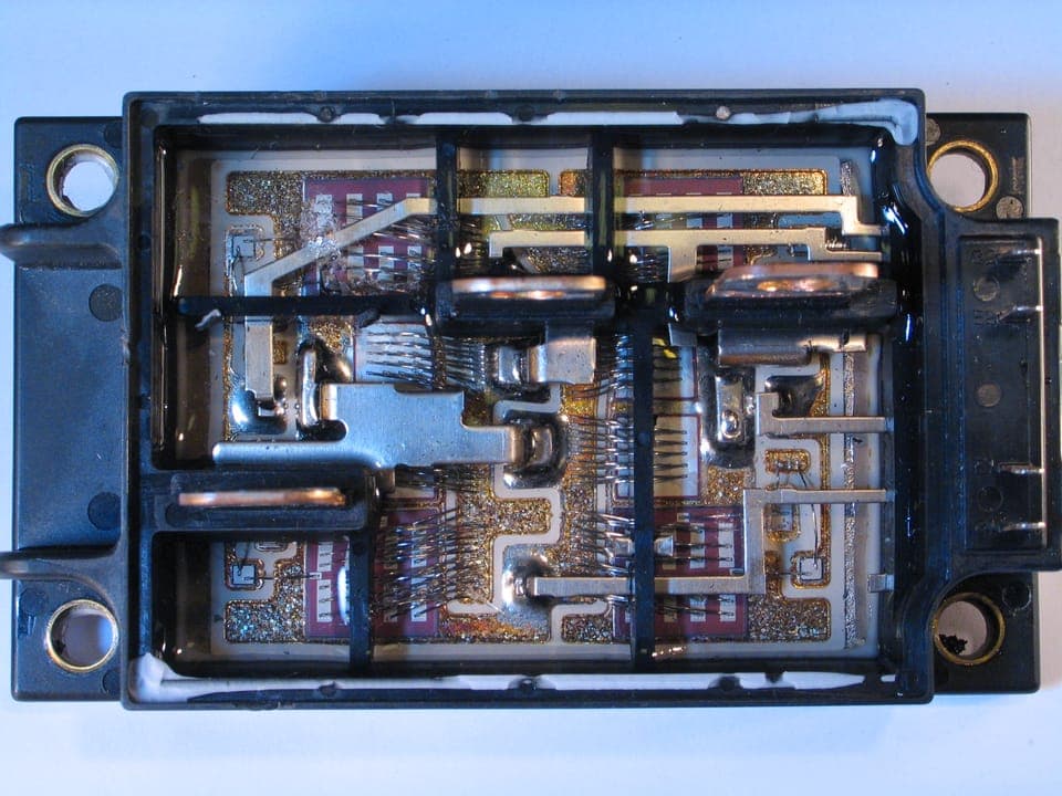 IGBT modülünün içi: paralel bağlı IGBT ve diyot çipleri