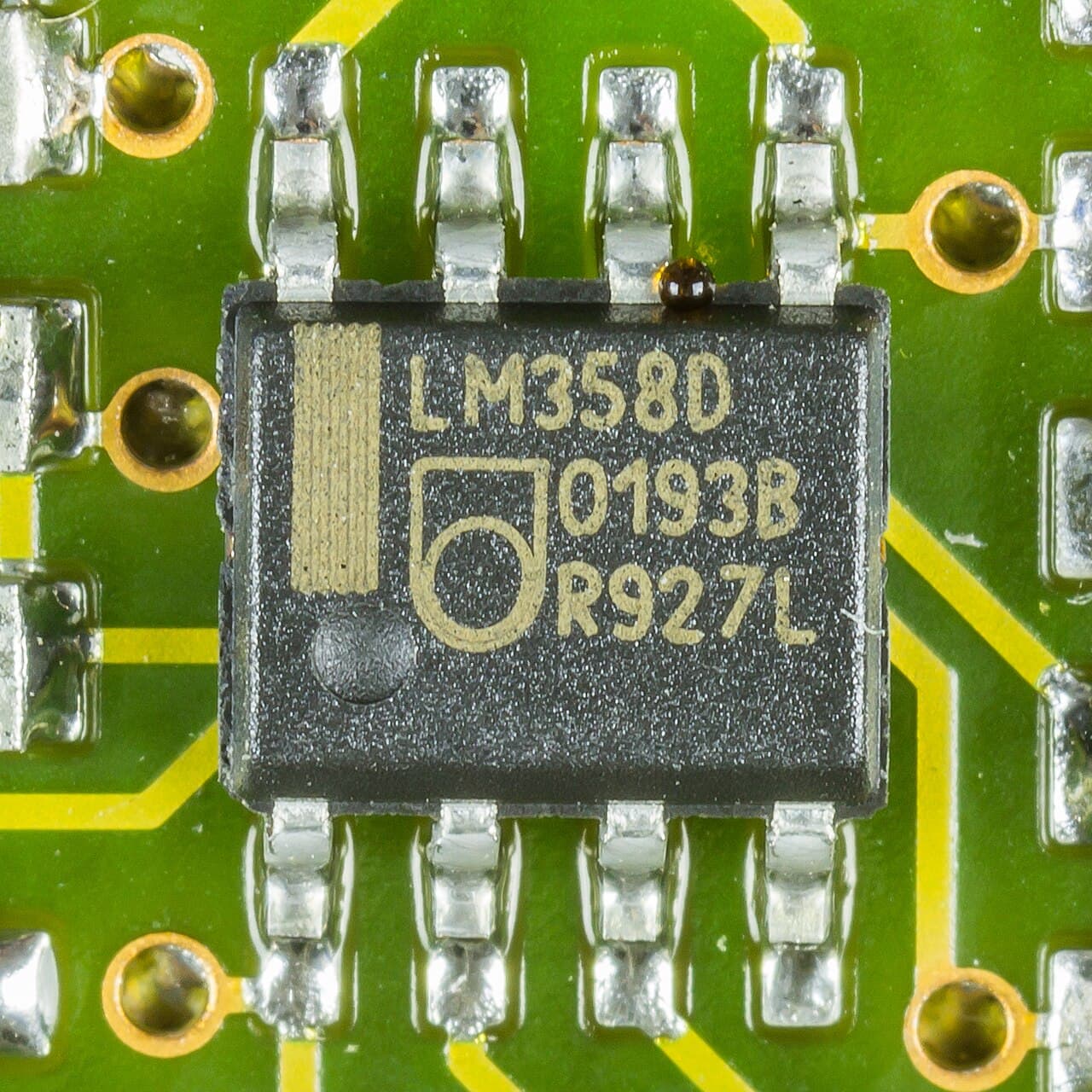 Kart üzerinde LM358 op-amp (SOIC-8)