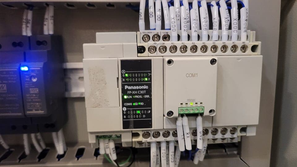 Panoya monte edilmiş PLC ve klemens bağlantıları