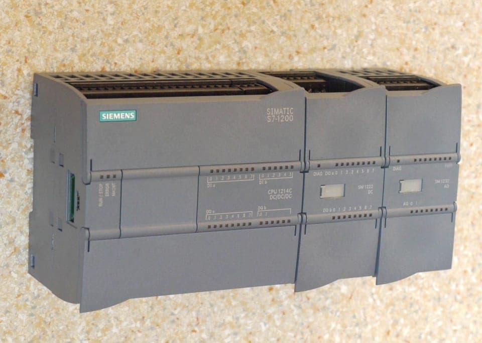 Kompakt PLC ve yanına takılan giriş/çıkış modülleri