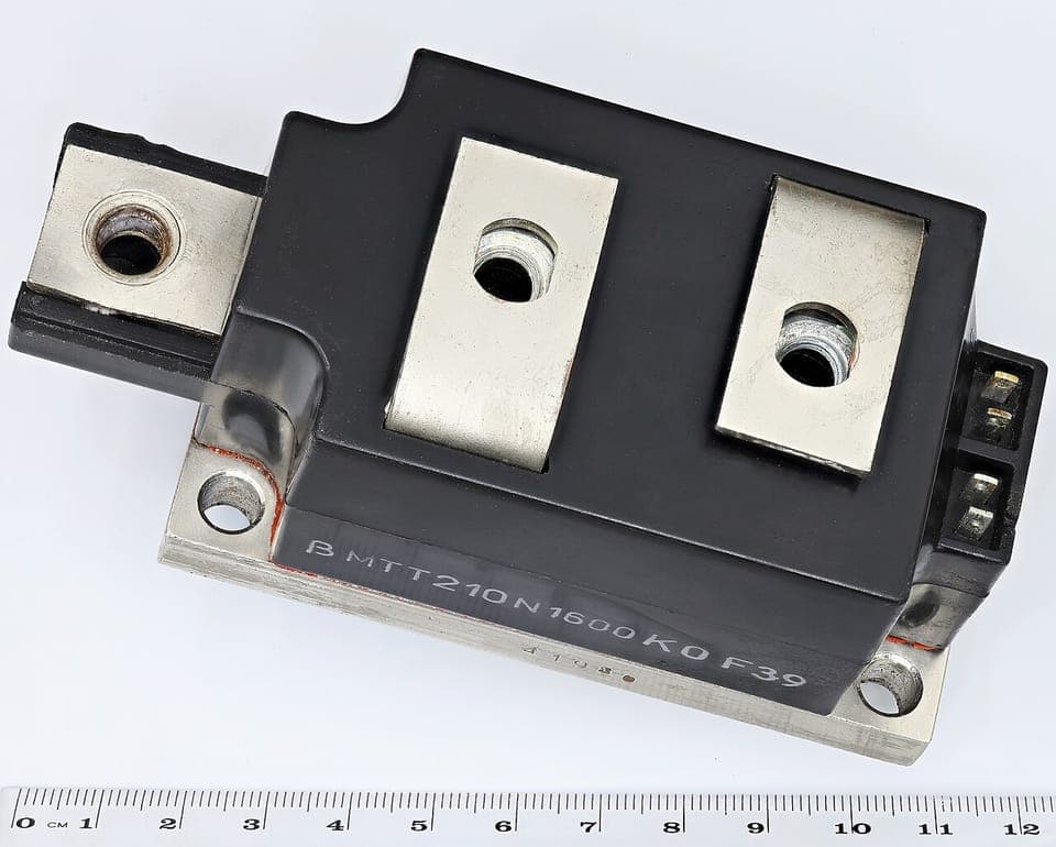 Çift tristör modülü (2×210 A, 1600 V): soft starter'larda her fazda bir tane bulunur