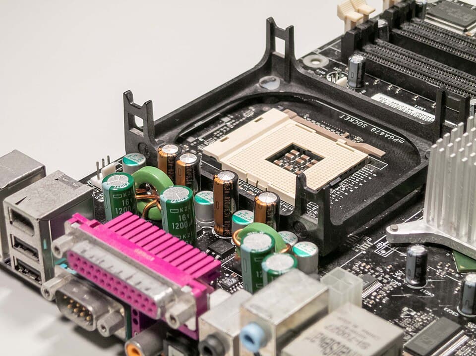 İşlemci soketinin çevresindeki VRM: bobinler, MOSFET'ler ve kondansatörler
