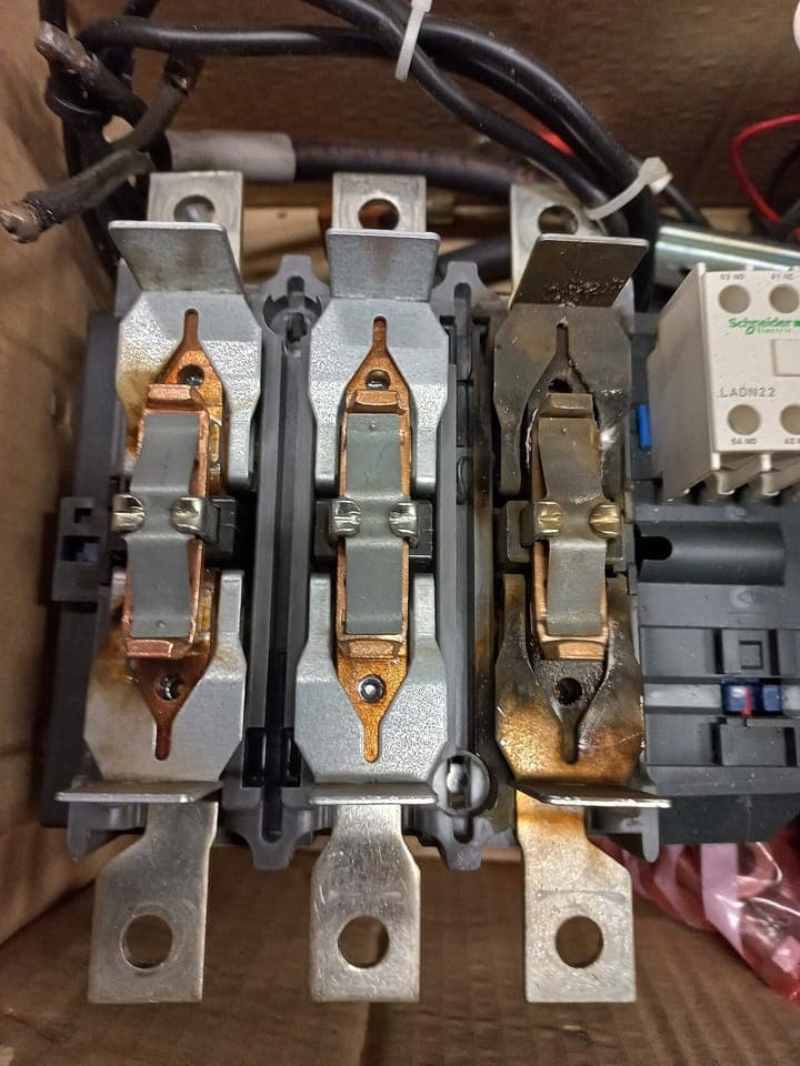 Burnt contactor contacts: the marks of arcing and overheating